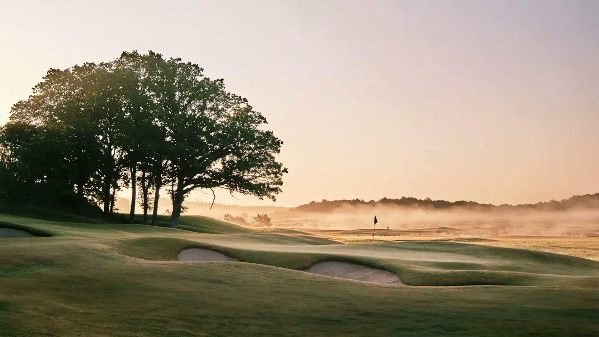 Golfbana i soluppgång