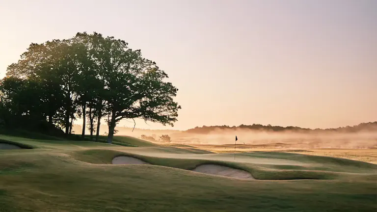 Golfbana i soluppgång
