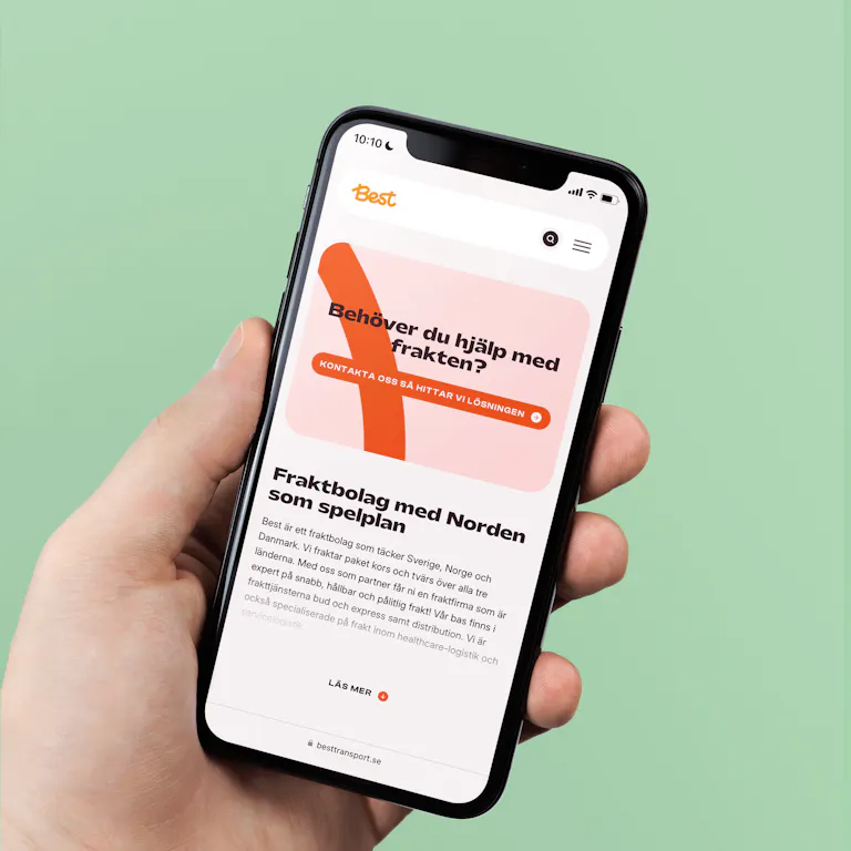 Hand som håller smartphone med besttransport.se