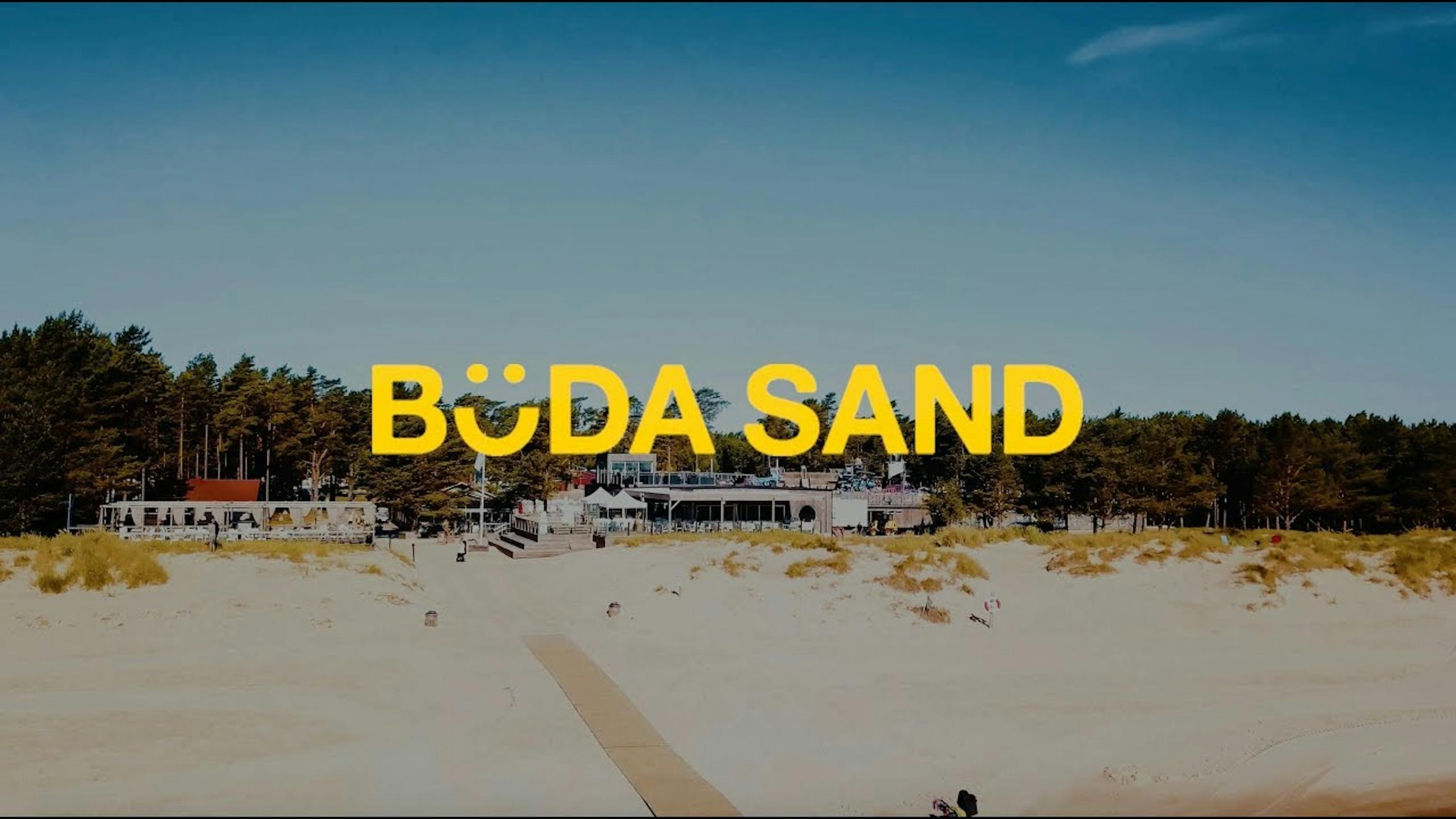 Böda Sand gul logo över bild på strand