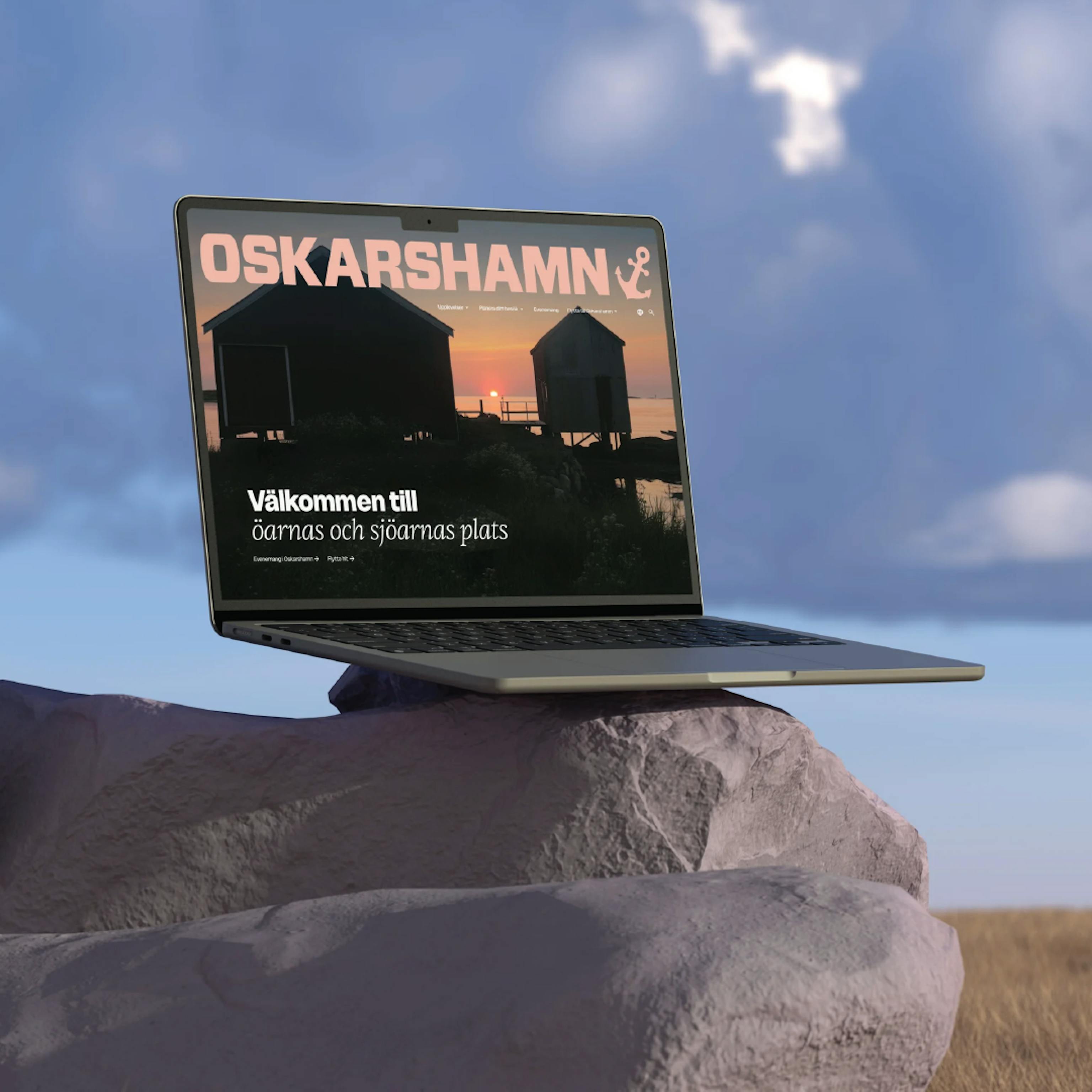 Laptop som balanserar på en sten med oskarshamn.com på skärmen