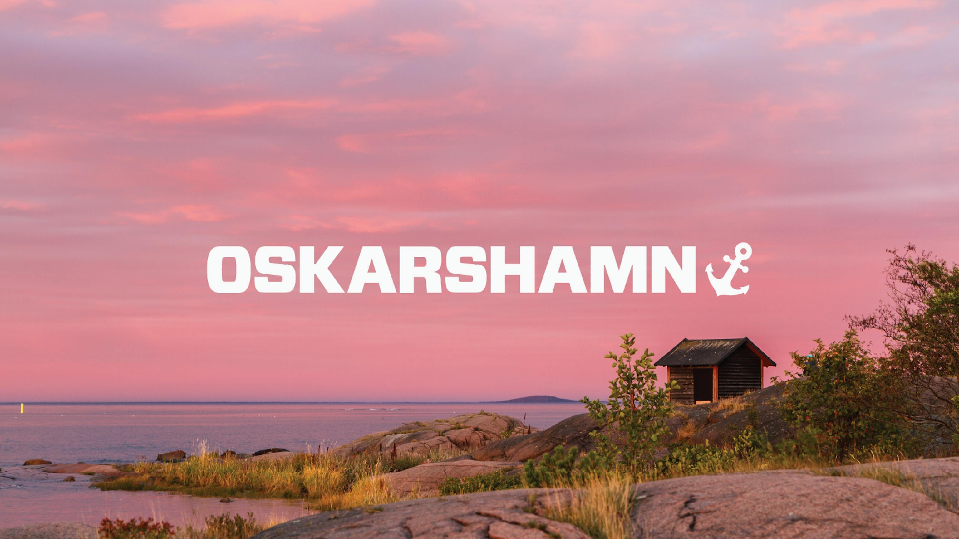 Skärgårdsmiljö i Oskarshamns skärgård med Oskarshamns-logotyp i vitt 