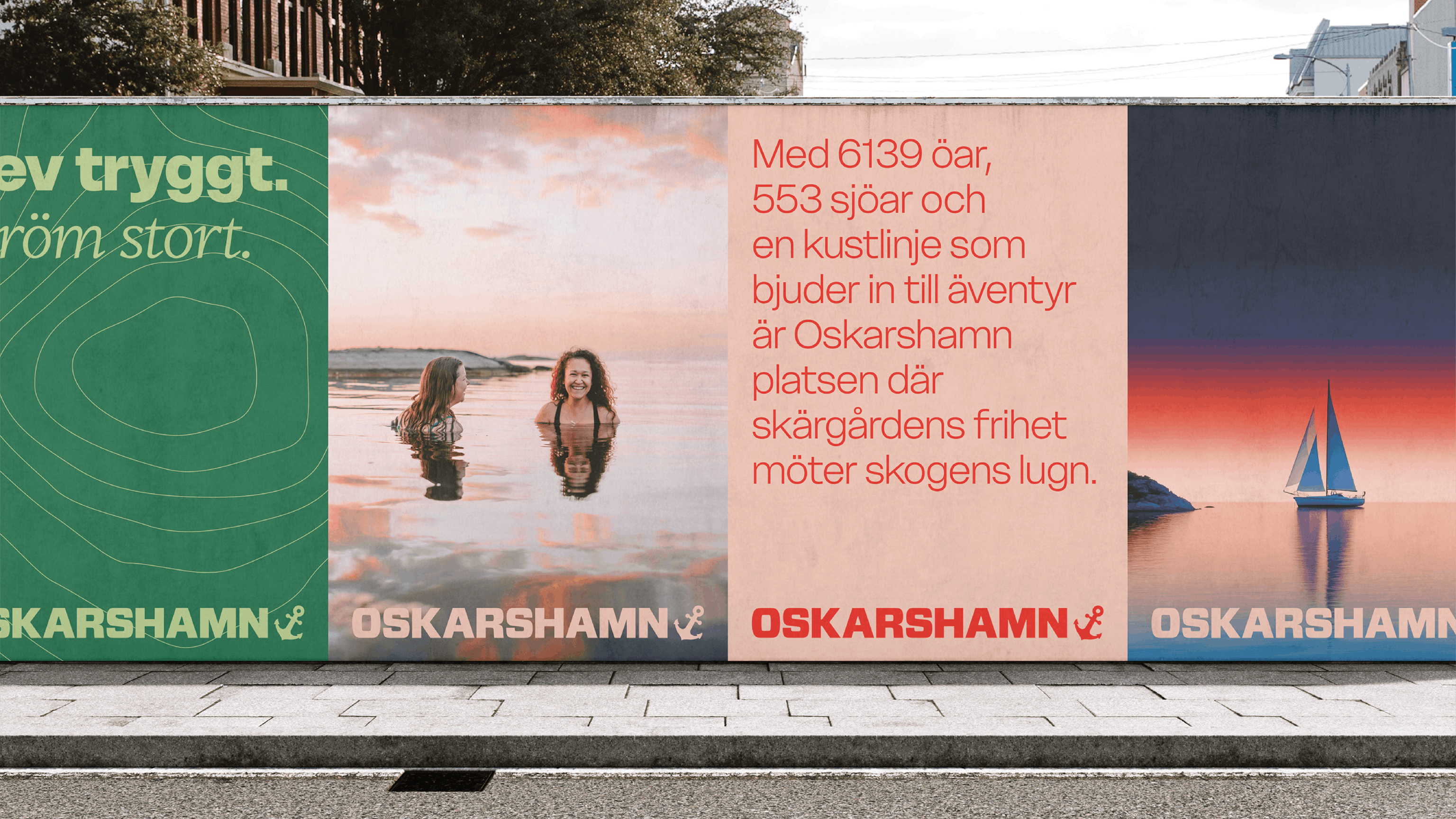Stora posters med olika detaljer från den grafiska profilen på en utomhusvägg.