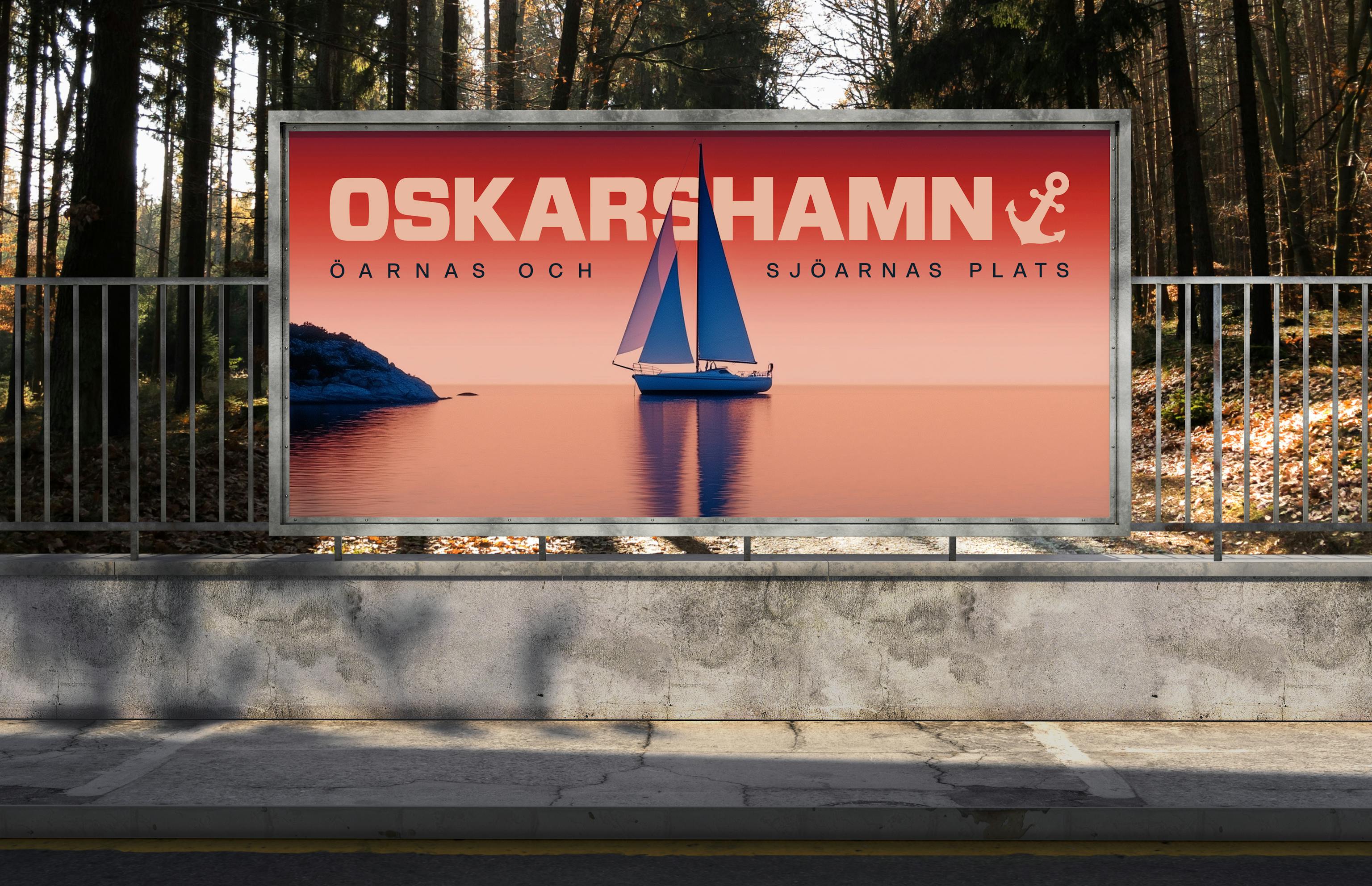 Stor utomhusposter föreställande en segelbåt i rosa solnedgång