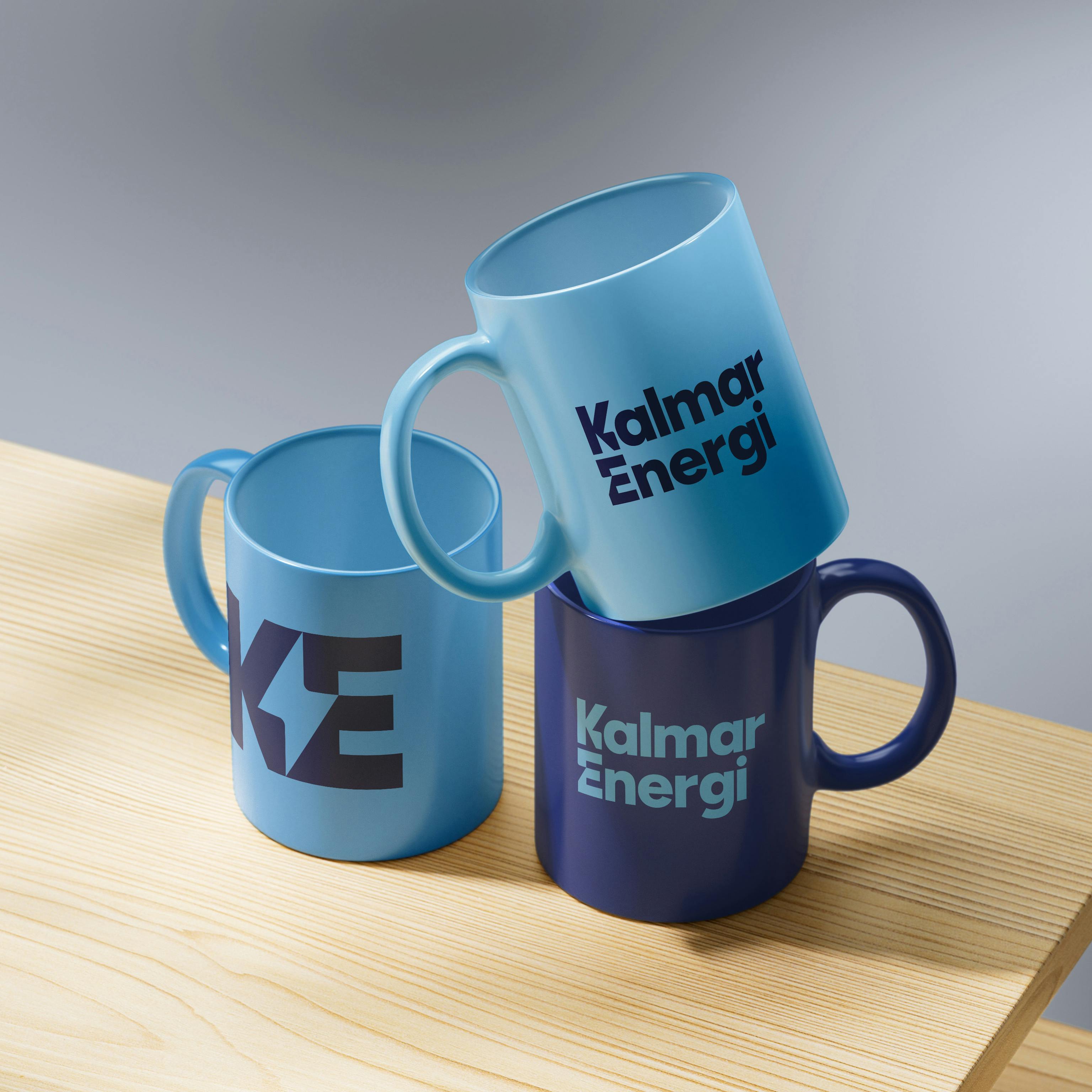 Kalmar Energi-muggar i två olika blå toner