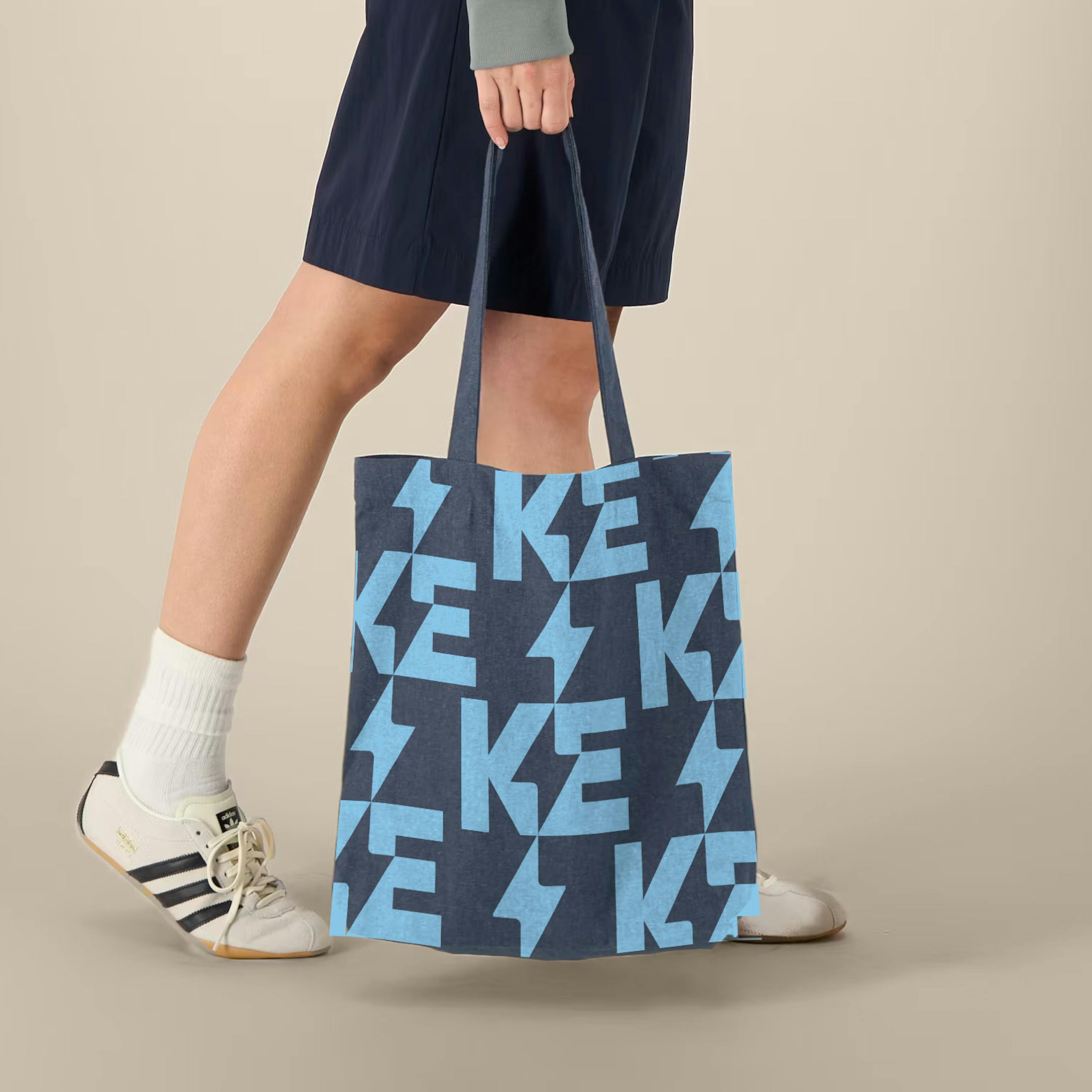 Mönstrad KE-tygkasse som bärs