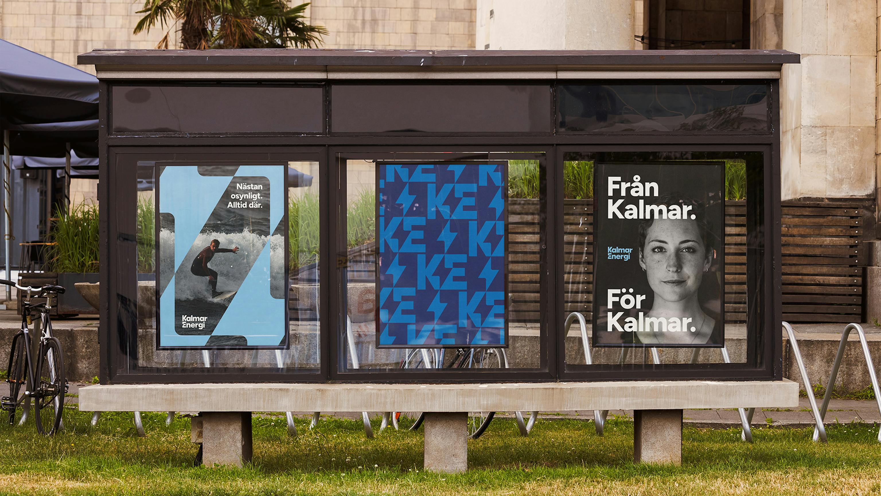 Busshållplats med Kalmar Energi-affischer
