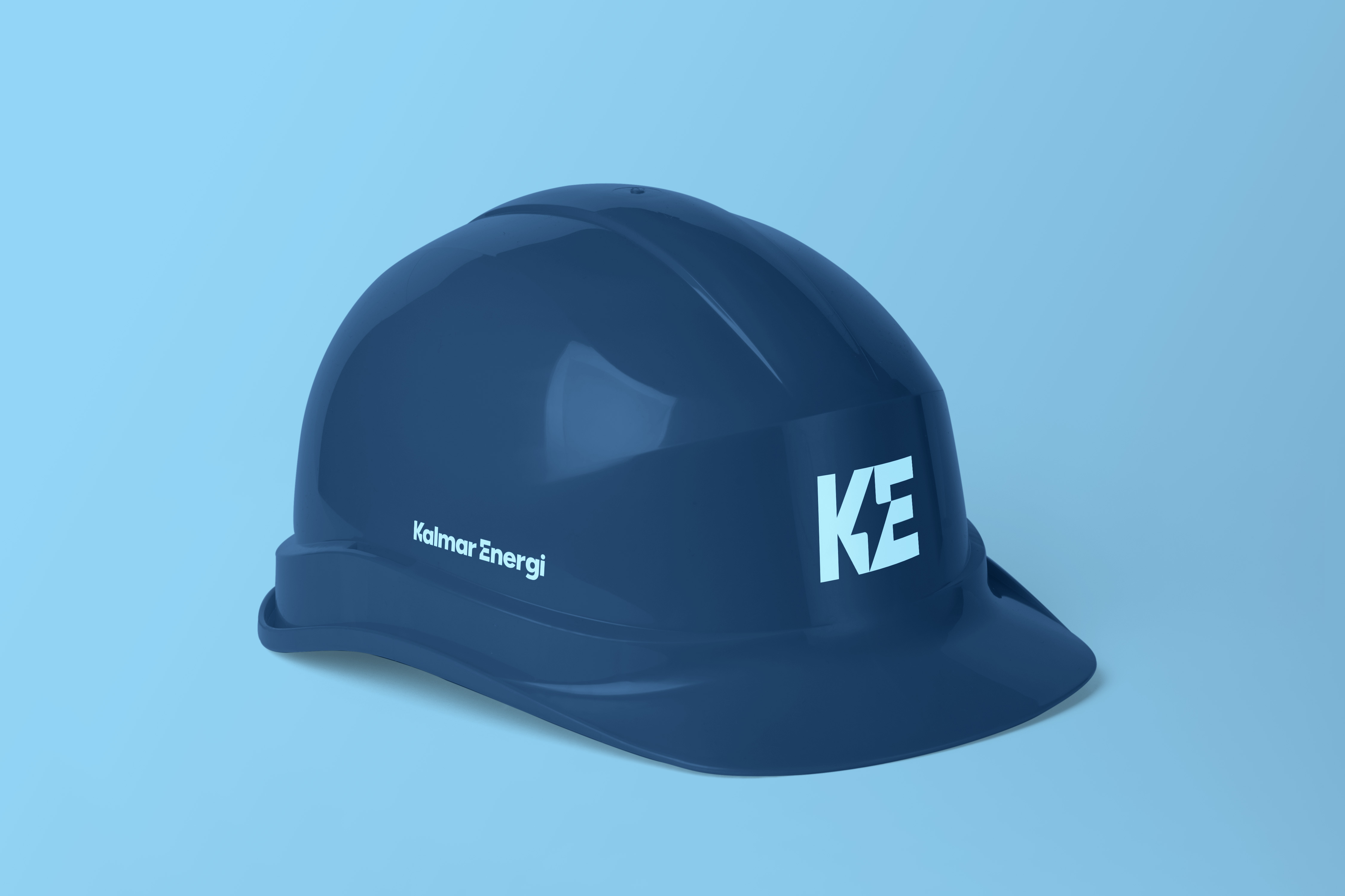 Blå hjälm med KE-symbol längst fram