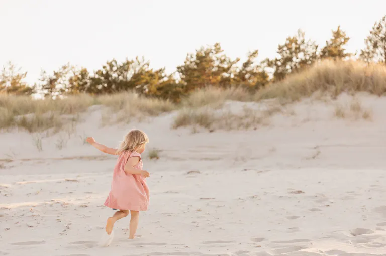 Flicka på stranden vid Böda Sand, som har en ny miljövänlig hemsida.