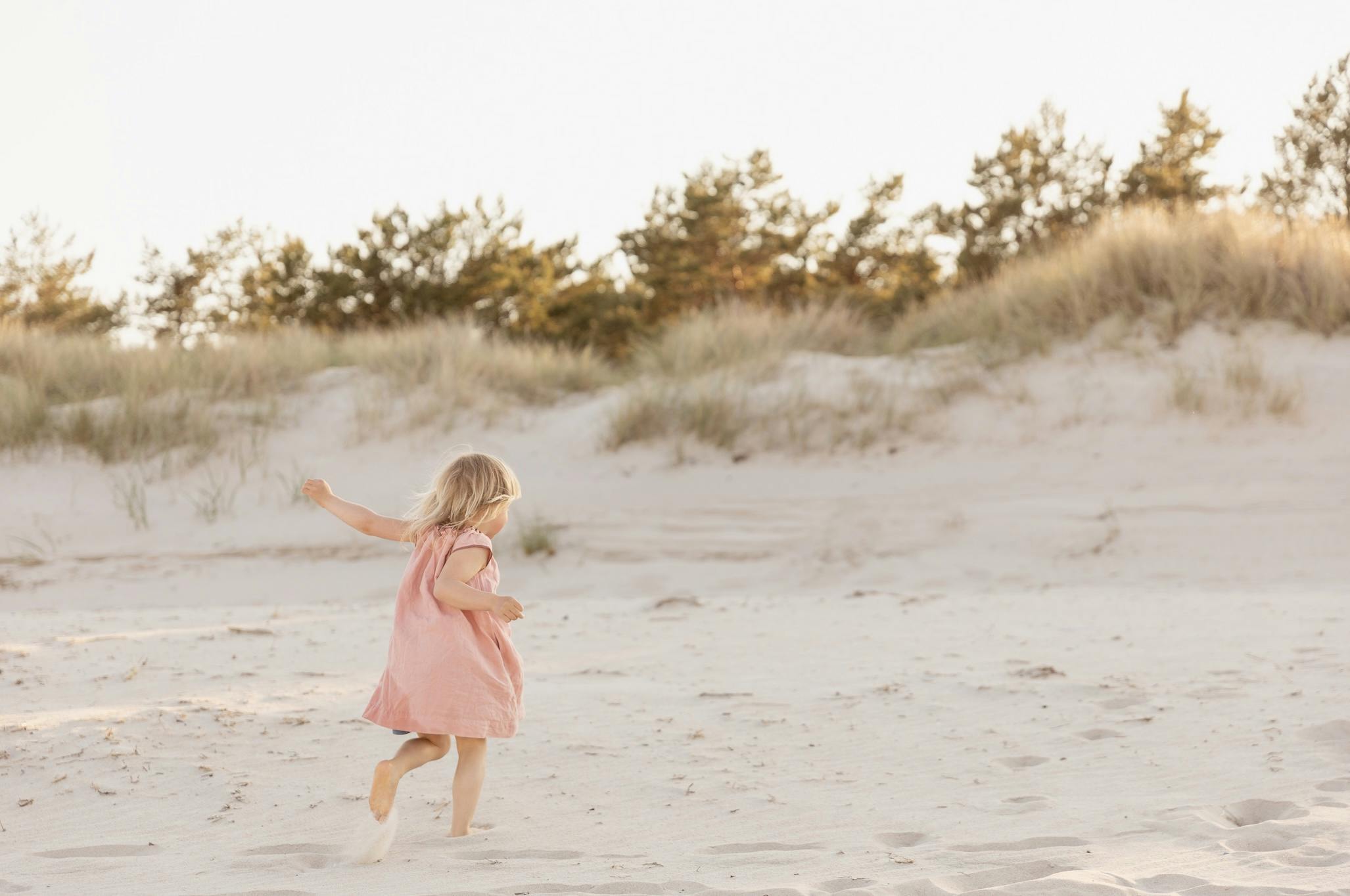 Flicka på stranden vid Böda Sand, som har en ny miljövänlig hemsida.