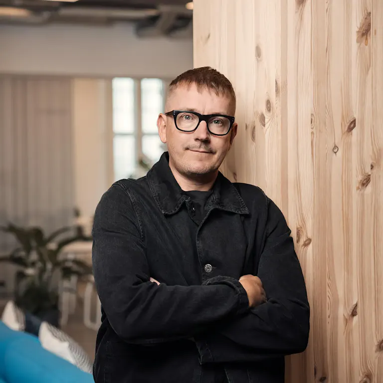 Hasse Hofvergård, VD på Wilson Creative i svart jacka
