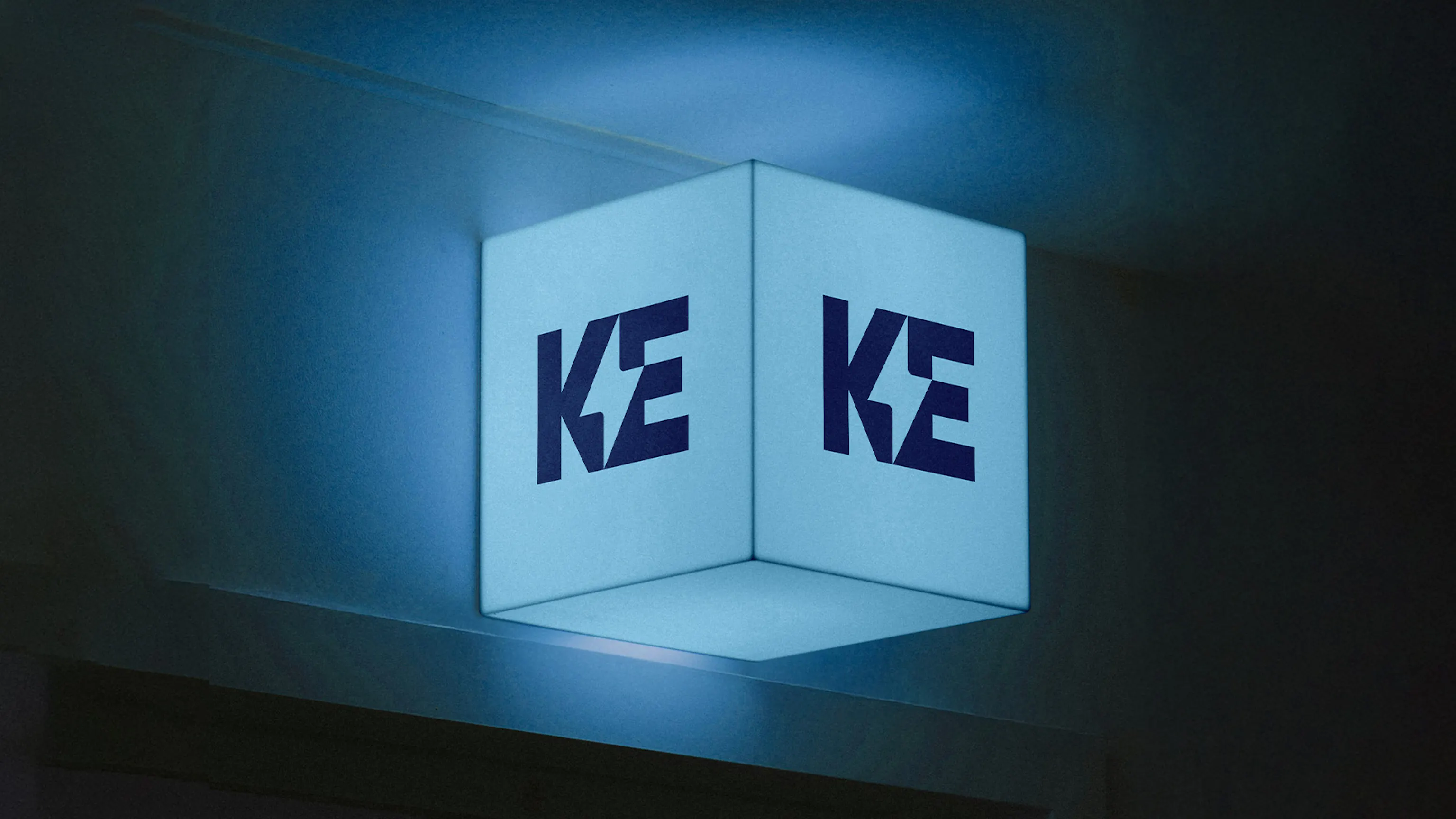 Lampa på väggen med Kalmar Energis logotyp