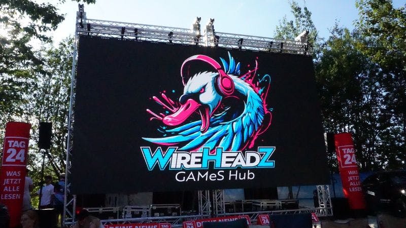 WireHeadZ-Logo auf großer Leinwand