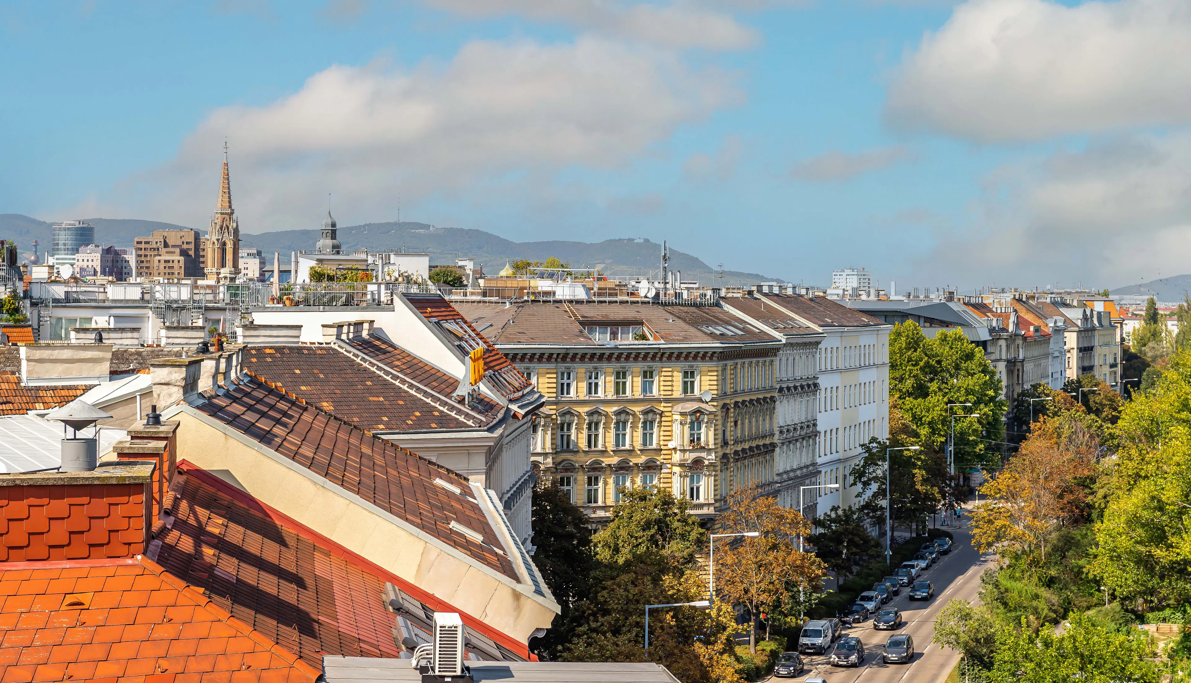 Ausblickbild vom 3. Wiener Bezirk Landstraße: Dächer, breite Straße, Donaukanal
