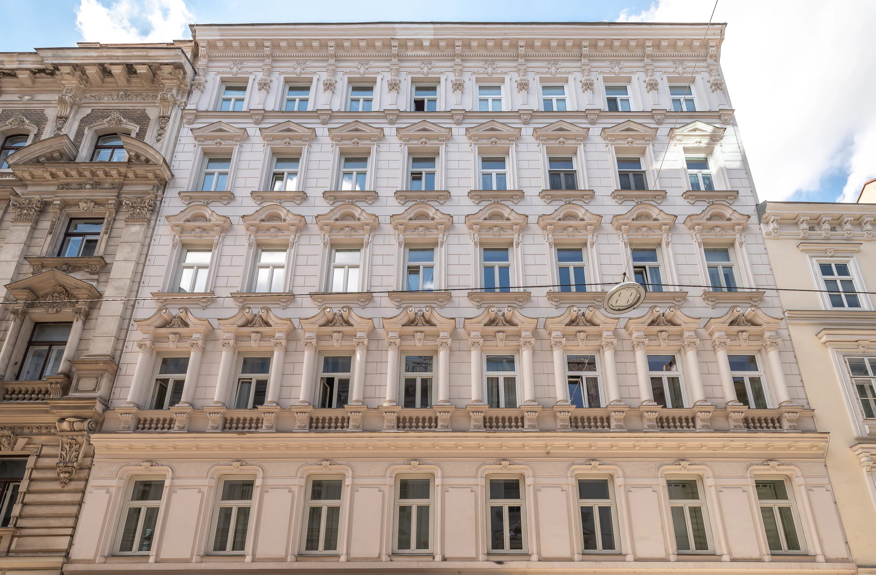 Altes Zinshaus mit schöner Stuckfassade