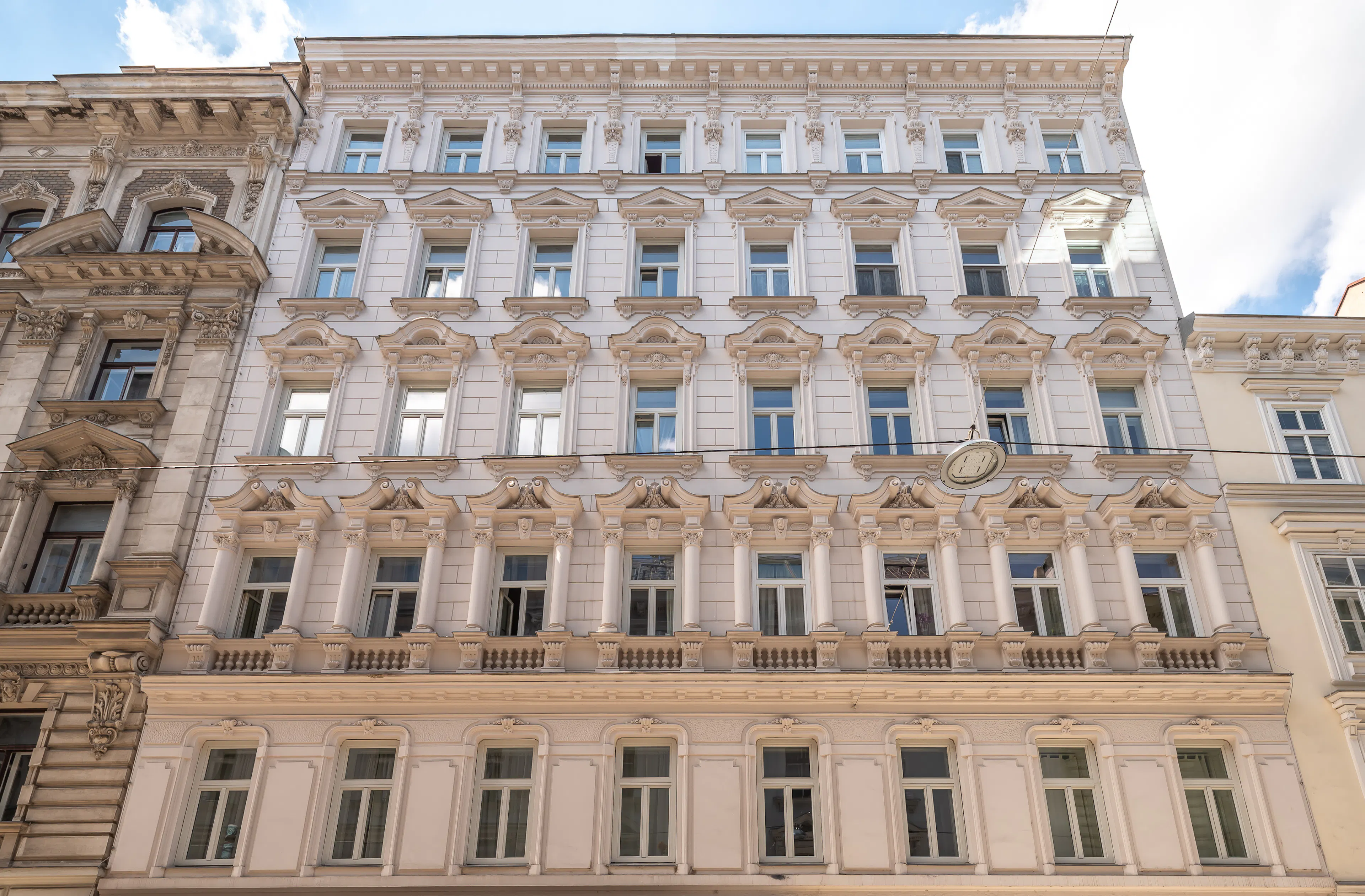 Altes Zinshaus mit schöner Stuckfassade