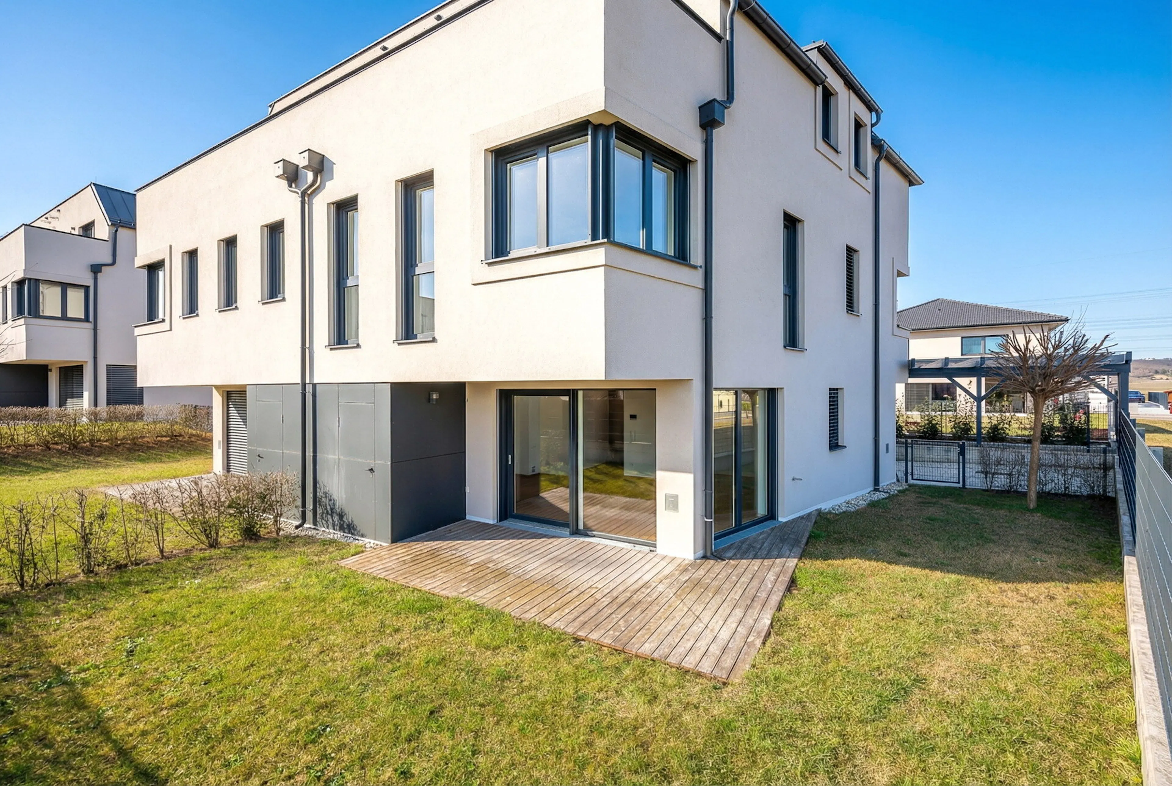 Neues Einfamilienhaus mit Garten