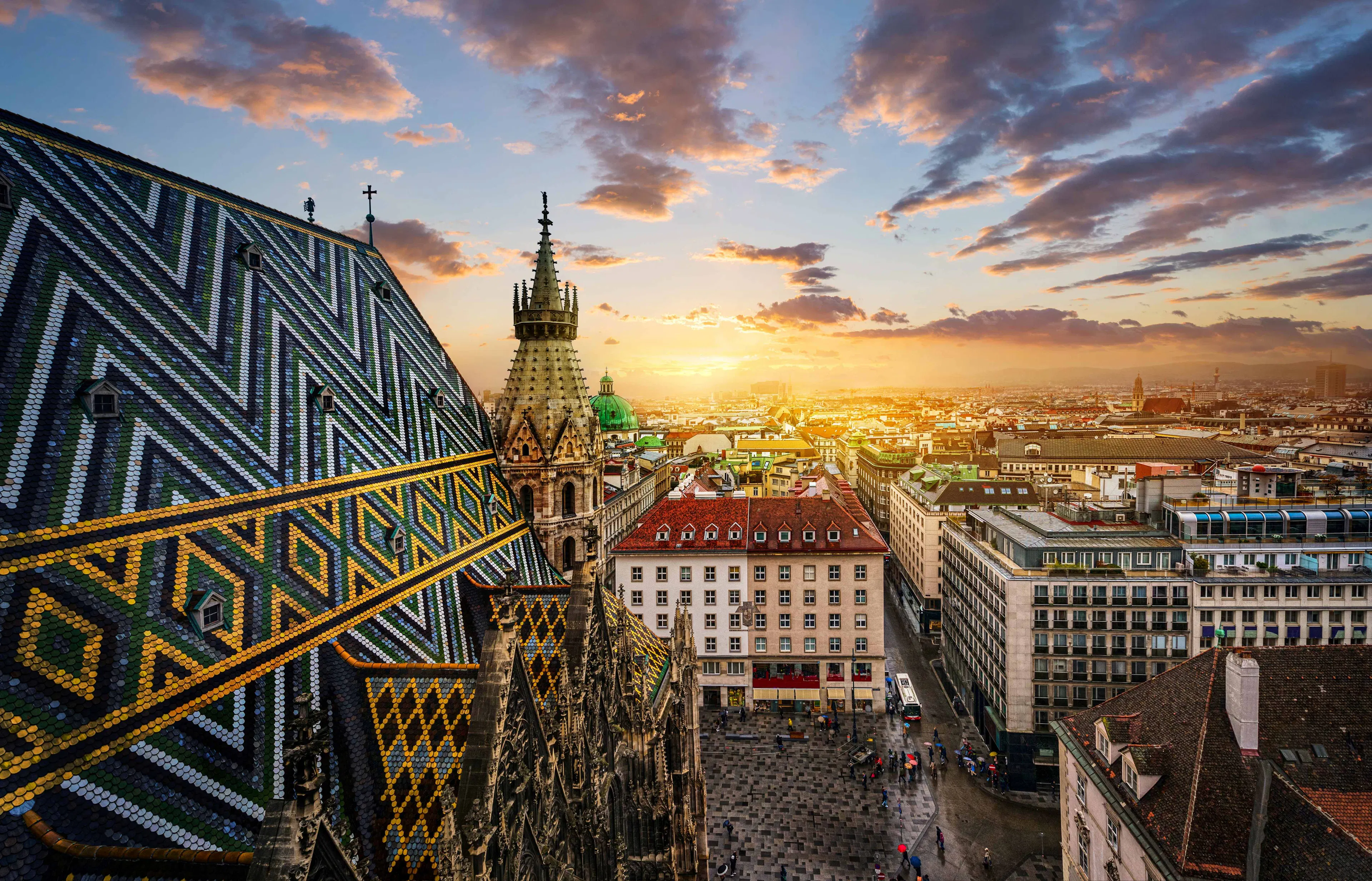 Blick über Dächer Wiens vom Stephansdom aus, Sonnenuntergang im Hintergrund