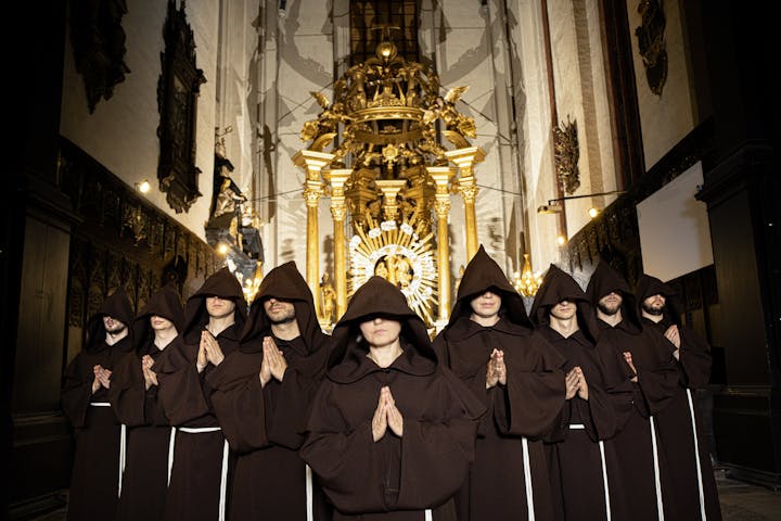 Gregorian Grace voor het indrukwekkende altaar van de Mariakerk in Torun