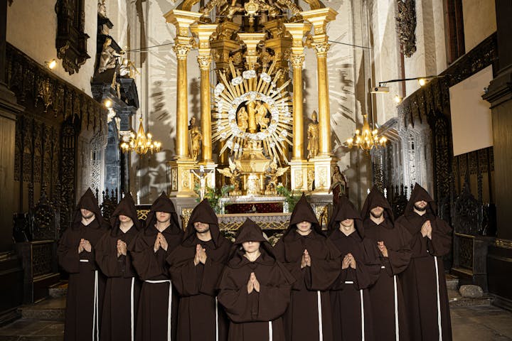 Gregoriansk bøn foran det imponerende alter i Mariakirken i Torun