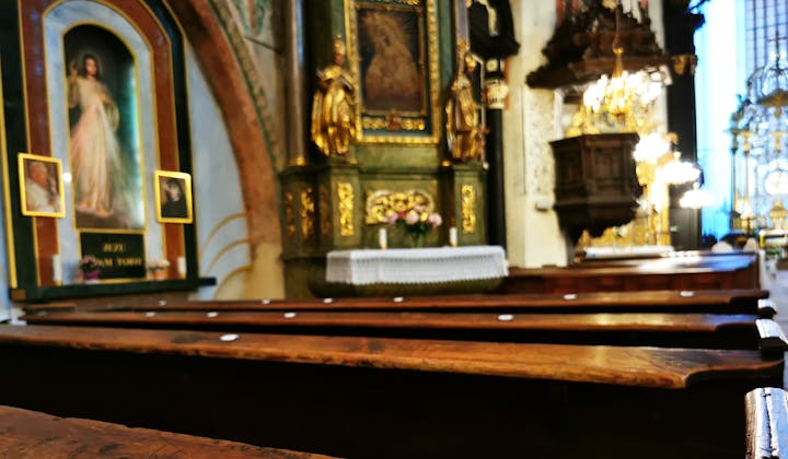 Antyczne ławki w kościele Marii Panny w Toruniu
