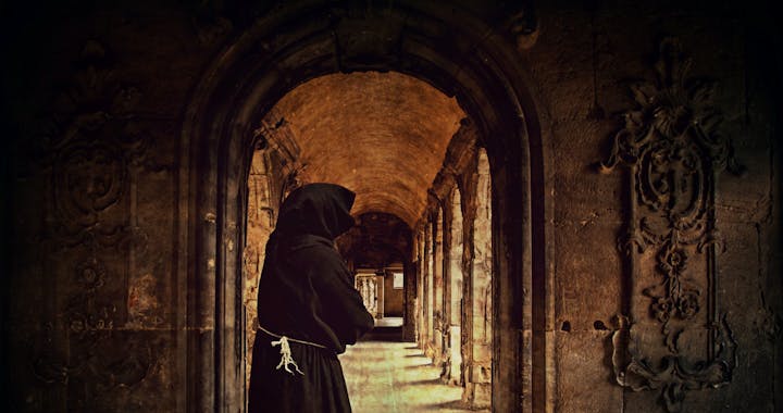 Mnich w klasztornych krużgannkach