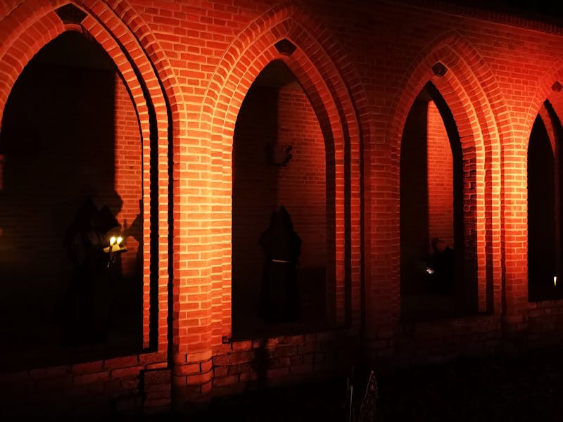 Portiek van de Mariakerk Torun bij nacht