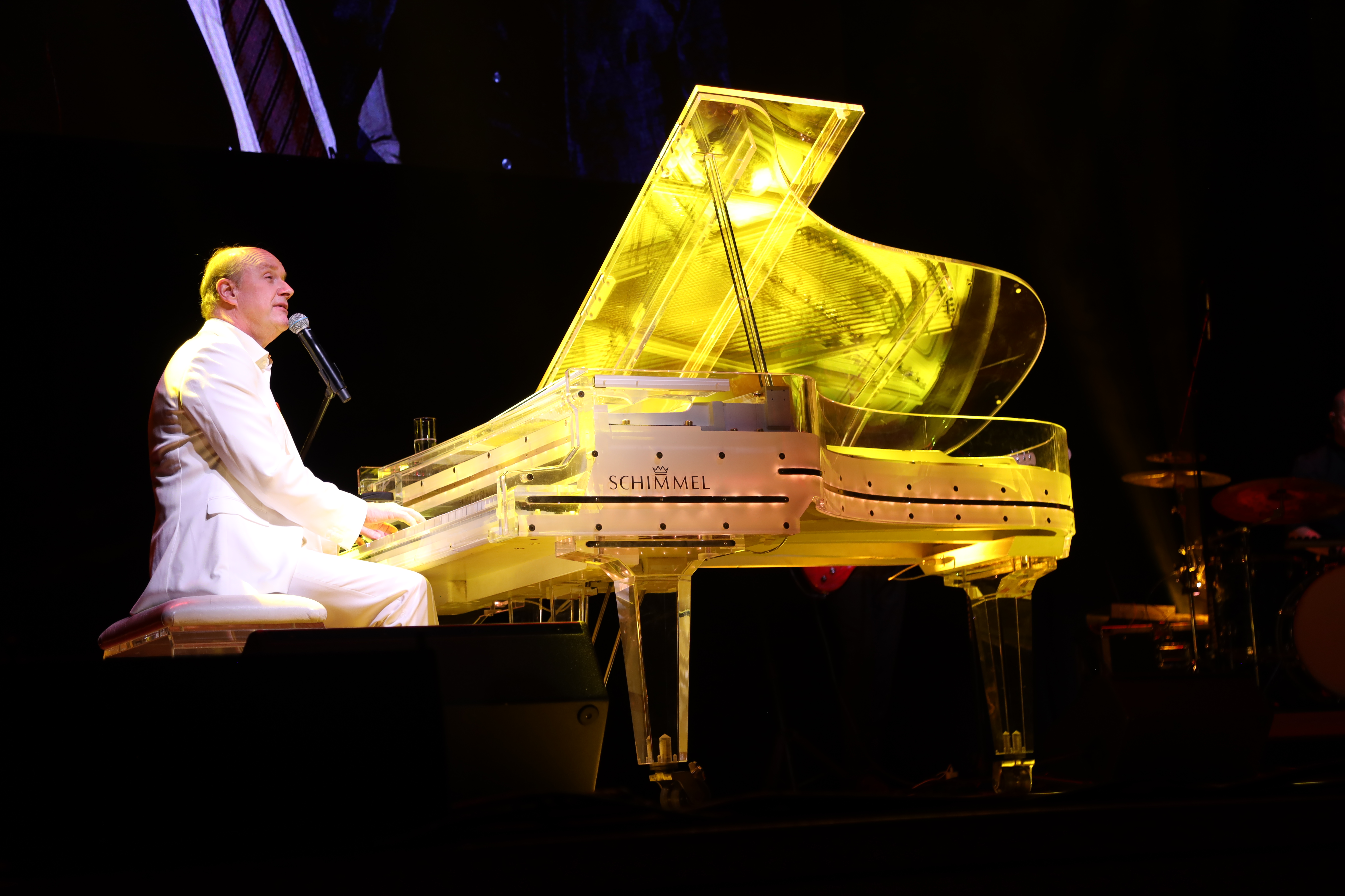 Peter C. Frank am gläsernen Flügel