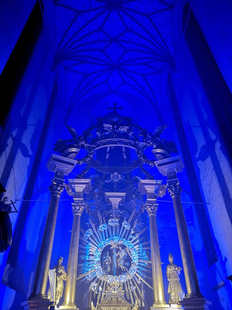 Lichtshow rond het imposante altaar van de Mariakerk Torun