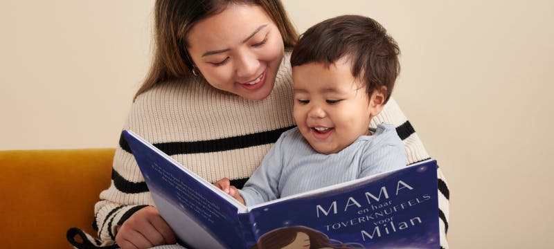 Een kind en moeder lezen het gepersonaliseerde boek