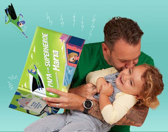 Padre e hija leyendo juntos “Mi papá es un superhéroe”