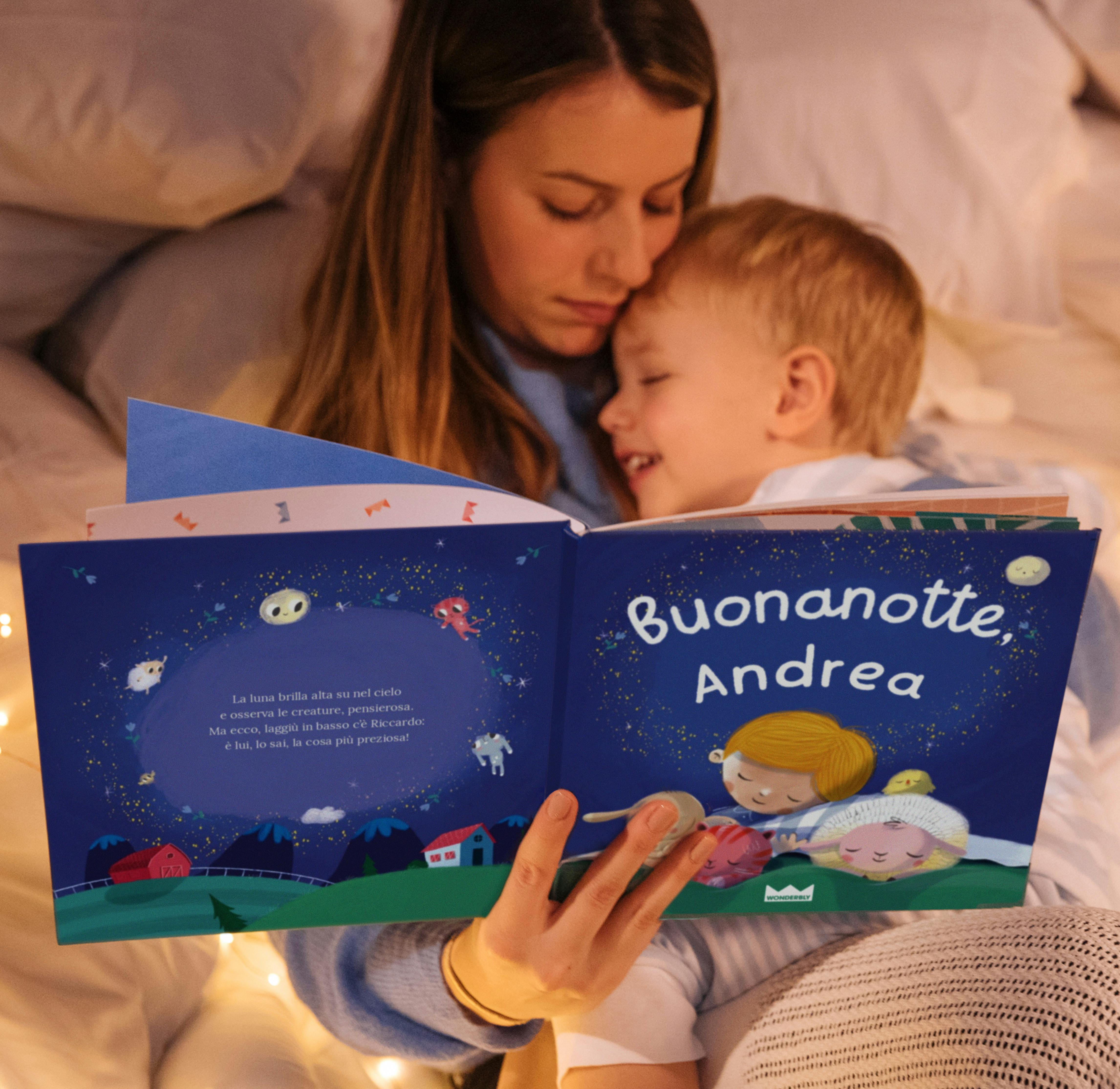 Madre e figlio leggono "Buonanotte".