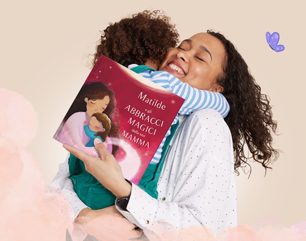 Una mamma che abbraccia il suo bambino mentre tiene in mano un libro