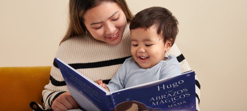 Un niño y su madre leyendo un libro personalizado