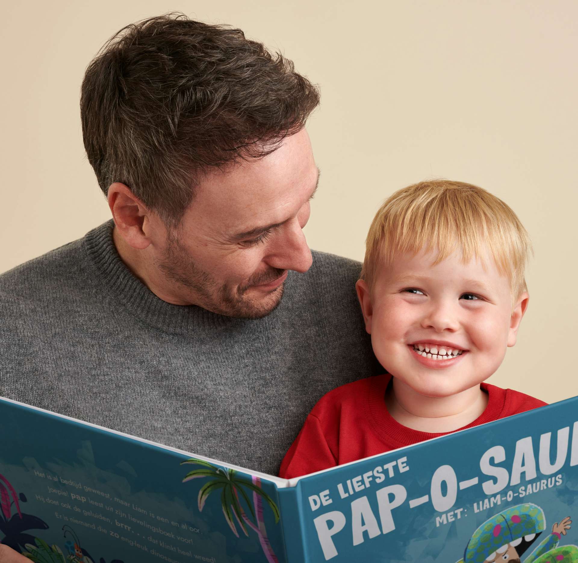 Een kind en vader lezen het gepersonaliseerde boek