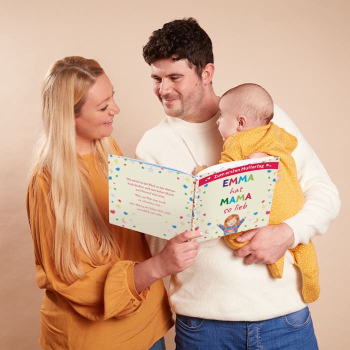 Eltern und Kind lesen gemeinsam Ich hab Mama so lieb