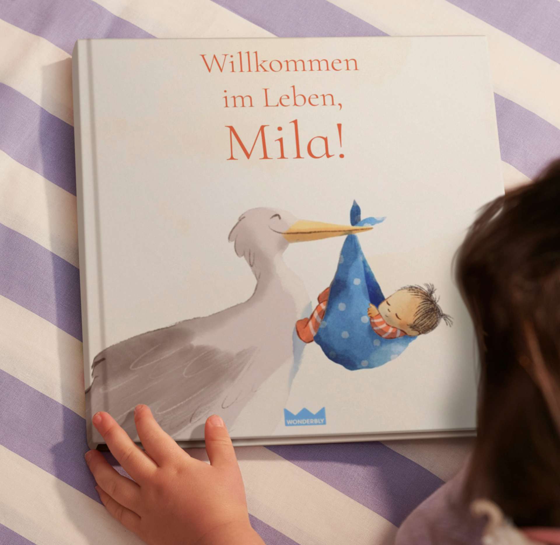 Ein Kind hält sein personalisiertes Buch in den Händen