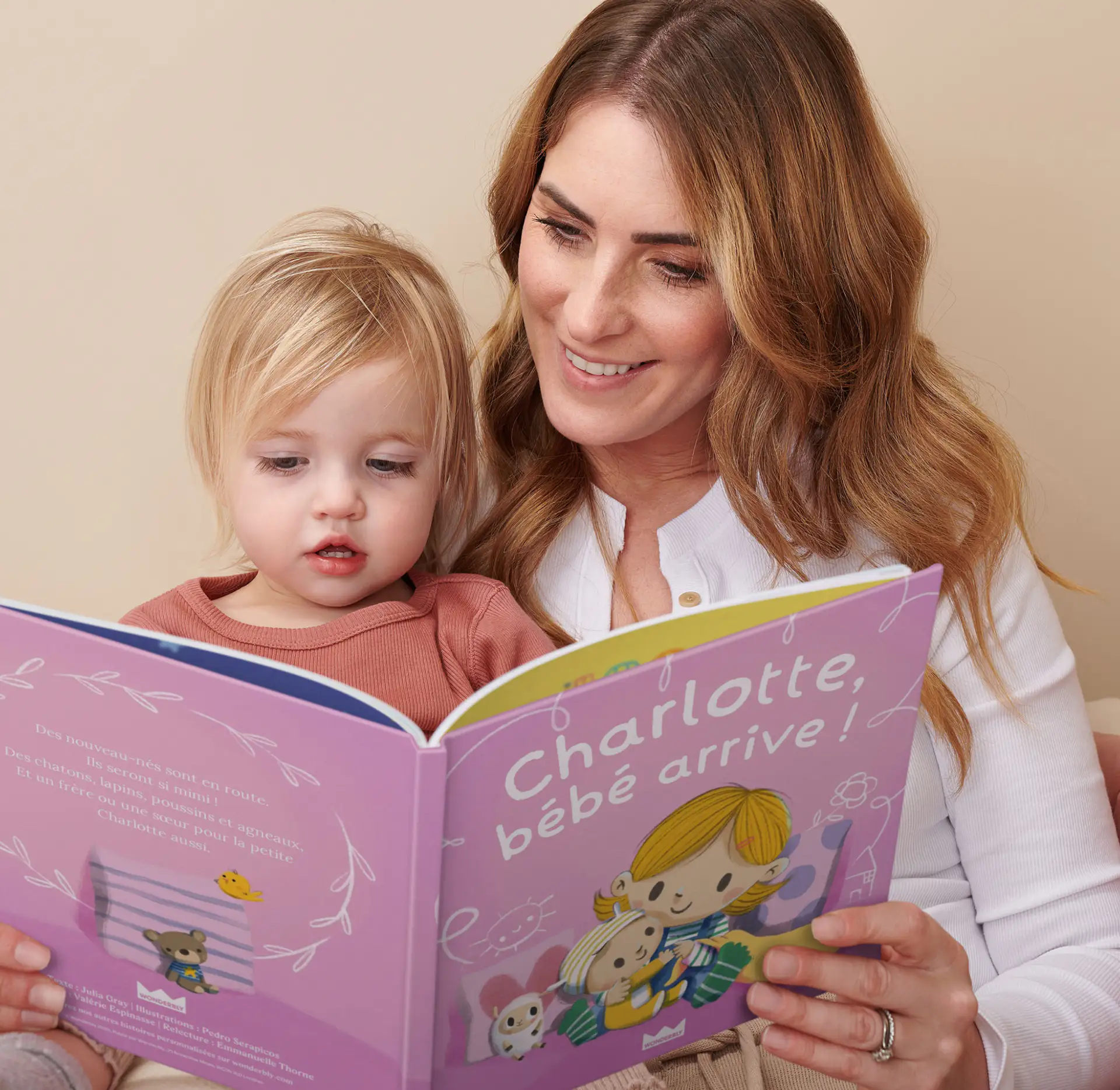 Un enfant lisant le livre