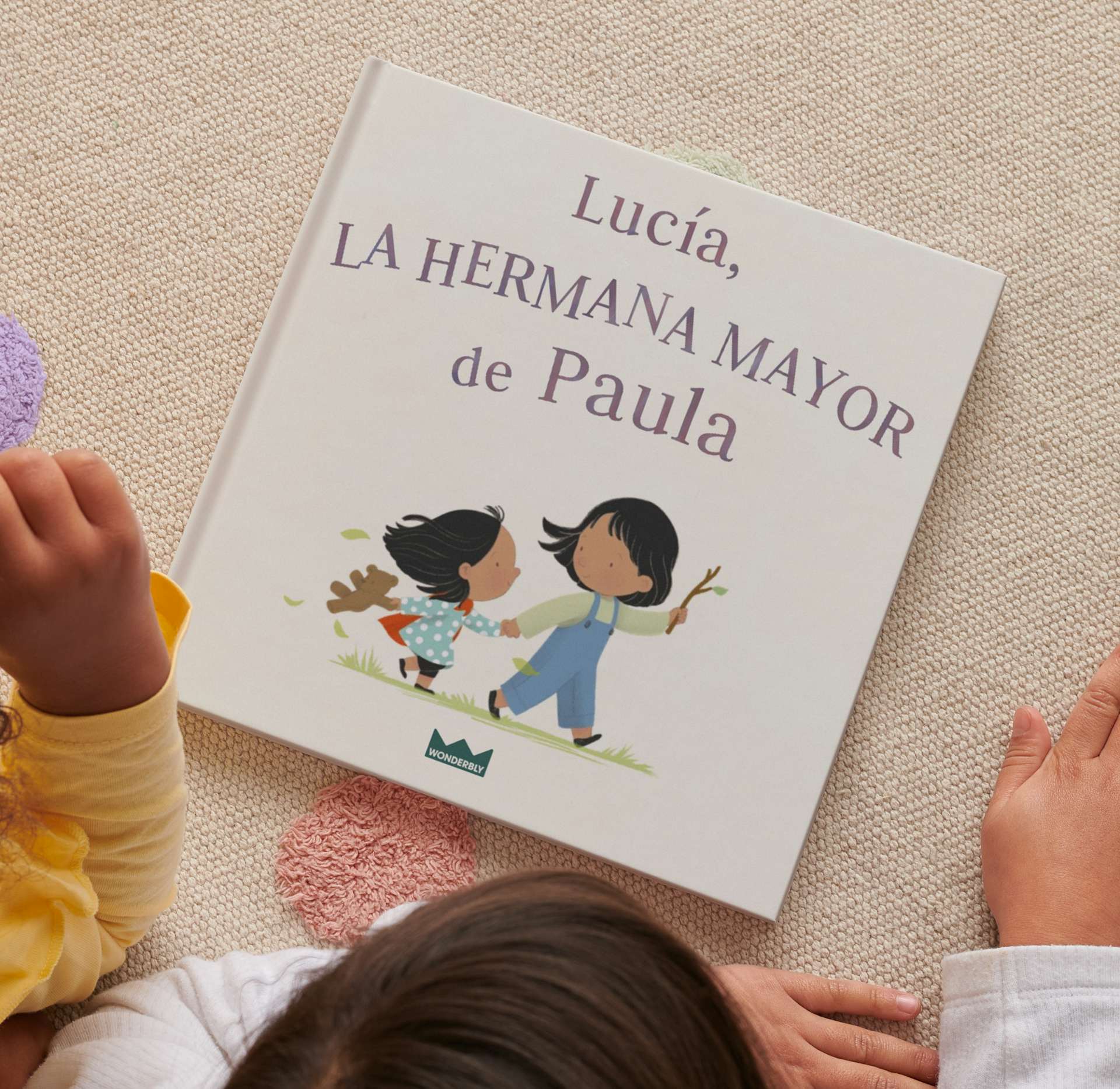 Un niño leyendo un libro de hermanos personalizado