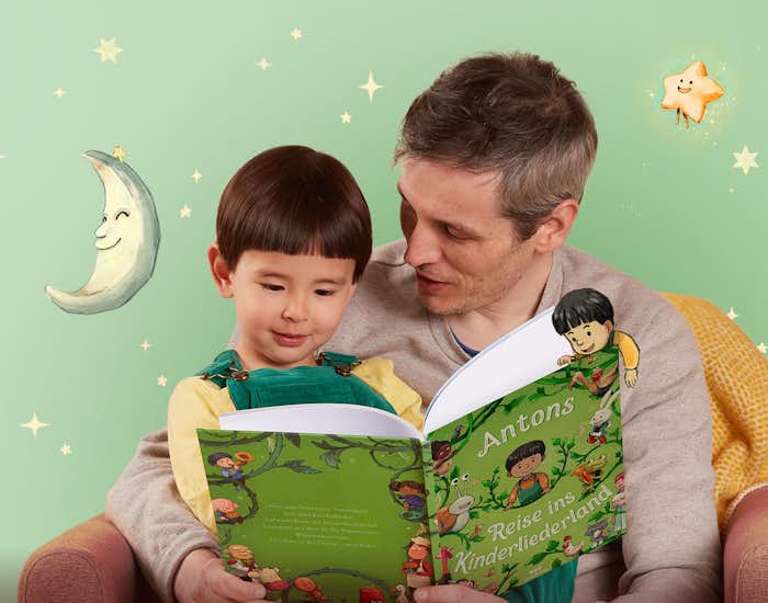 Vater und Sohn lesen Deine Reise ins Kinderliederland