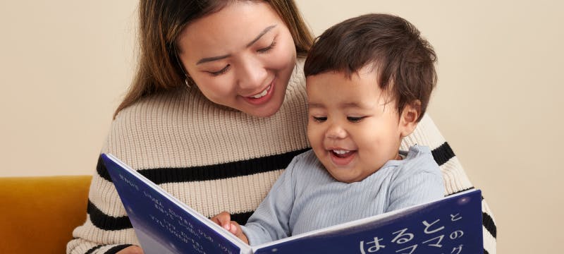 パーソナライズ絵本を読む子供と母親