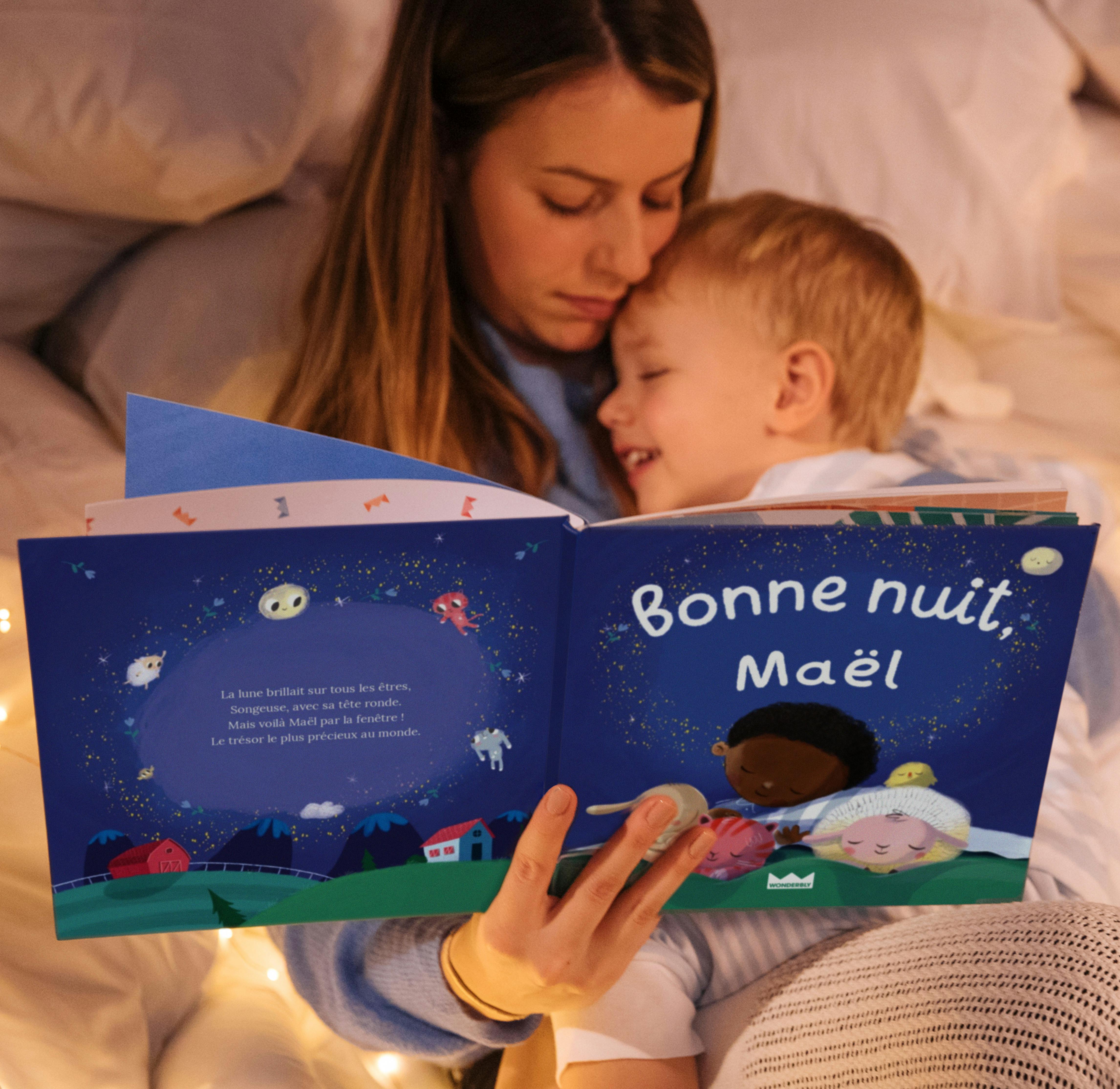 Un-e enfant et sa mère lisant le livre personnalisé