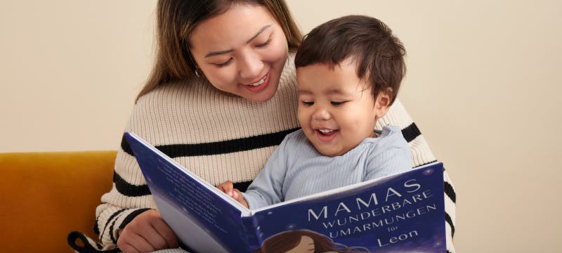 Mutter und Kind beim Lesen des personalisierten Buches