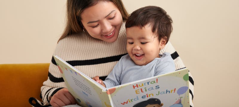 Kind und Mutter lesen Buch