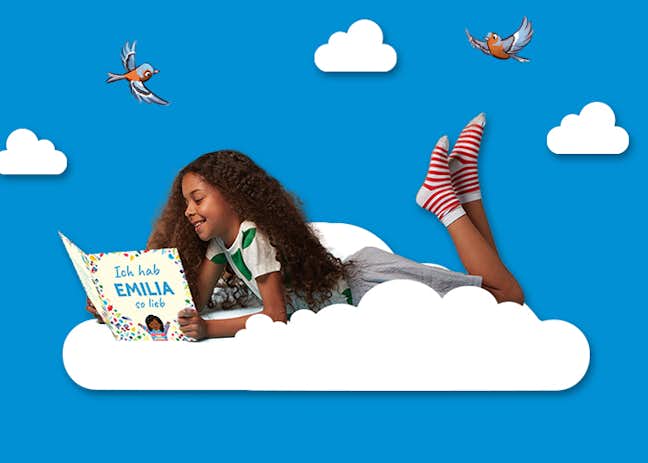 Mädchen liest auf einer Wolke