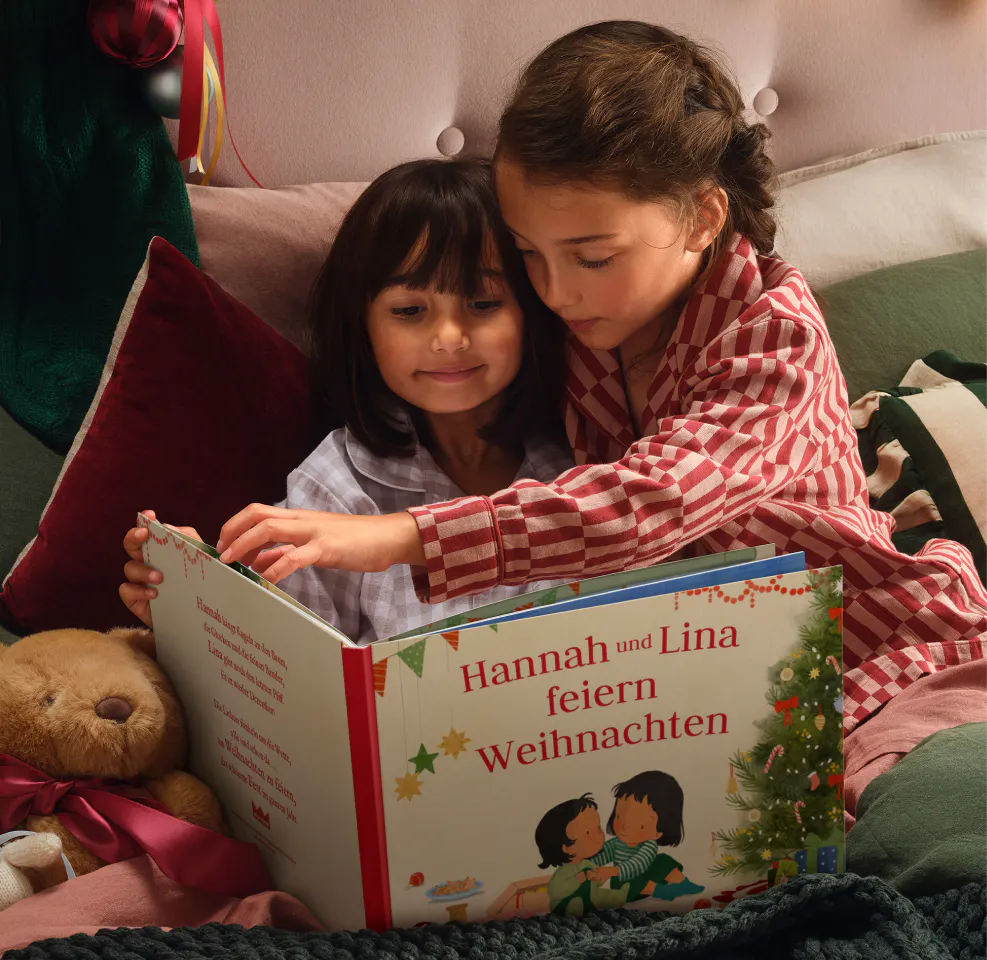 Zwei Kinder beim Lesen des personalisierten Buches