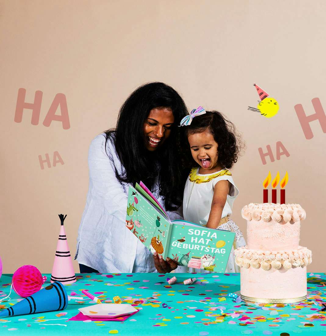 Erwachsener und Kind lesen gemeinsam Du hast Geburtstag
