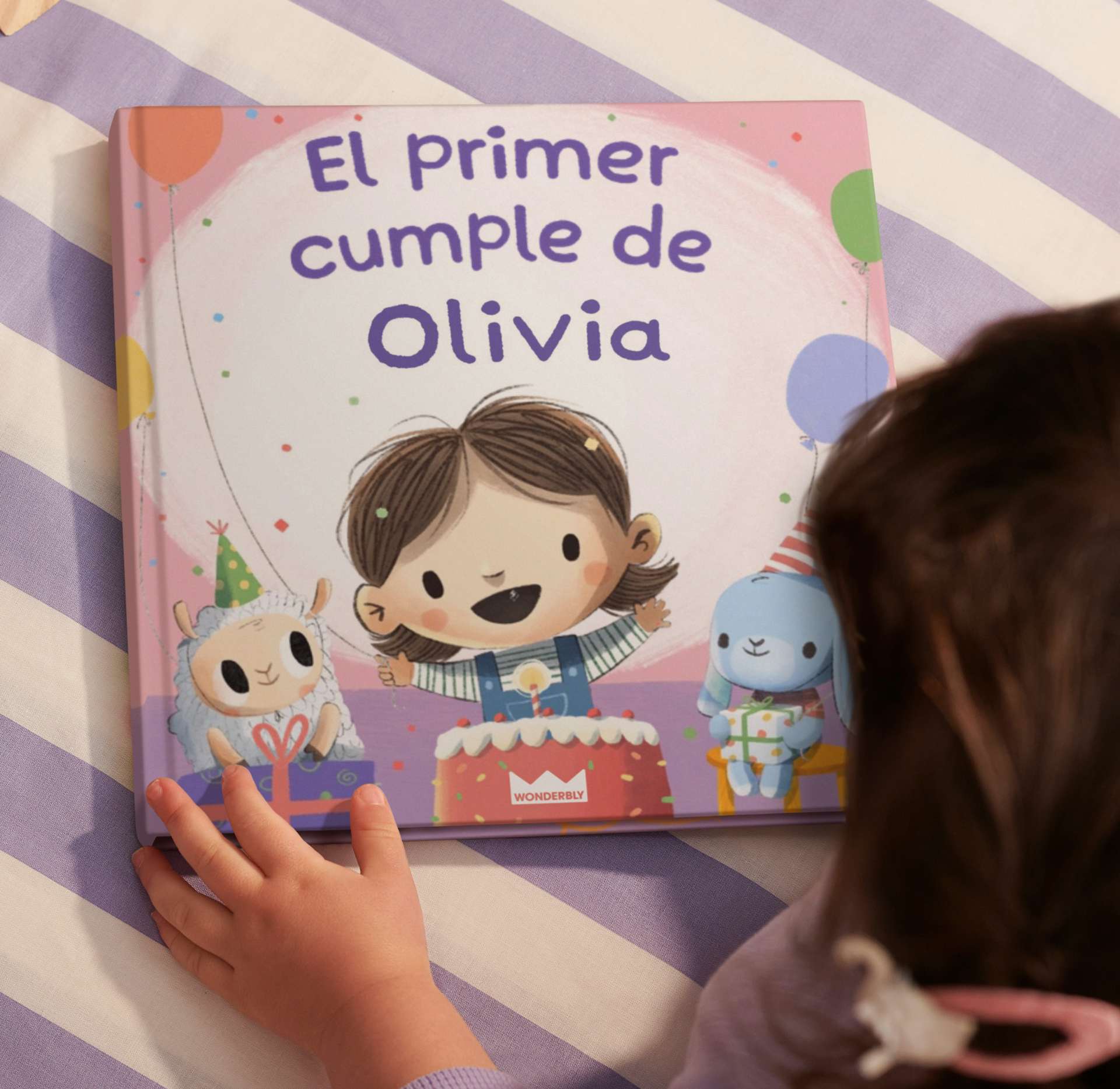 Un niño leyendo un libro