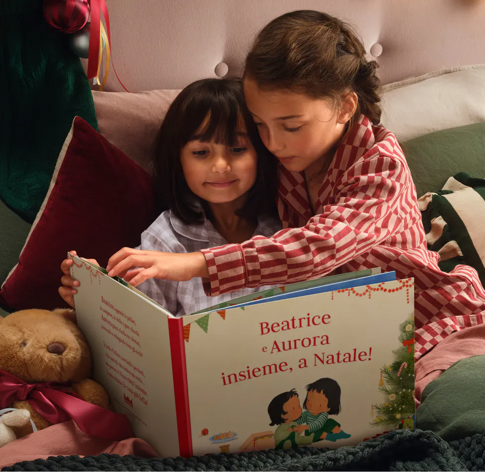 Due bambini leggono il libro personalizzato