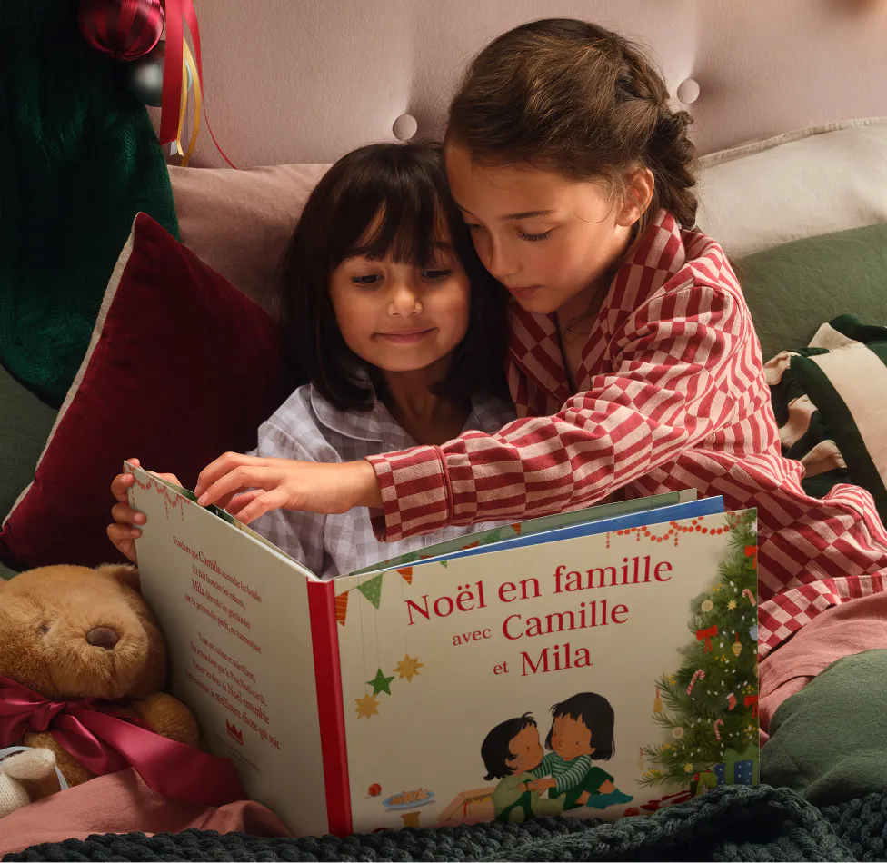 Deux enfants lisant le livre personnalisé